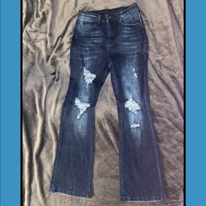 Slim fit ripped jeans. Boot cut/bell bottoms.